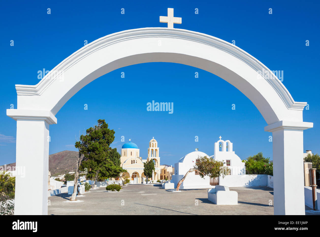 Kirche St. Georg in das Dorf Oia, Santorini (Thira), Kykladen, griechische Inseln, Griechenland, Europa Stockfoto