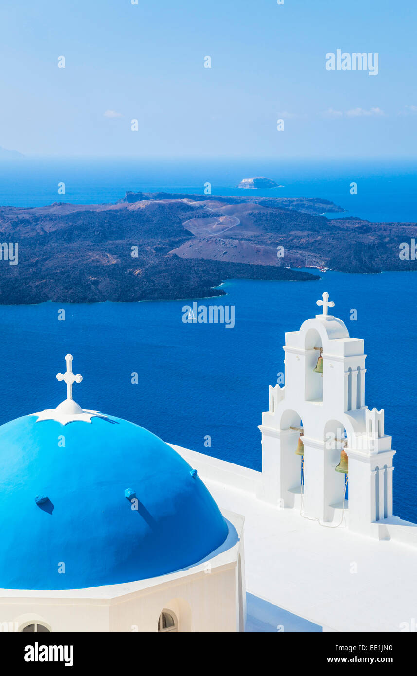 Blaue Kuppel und Glockenturm, Kirche St. Gerasimos, Firostefani, Fira, Santorini (Thira), Kykladen, Griechenland Stockfoto