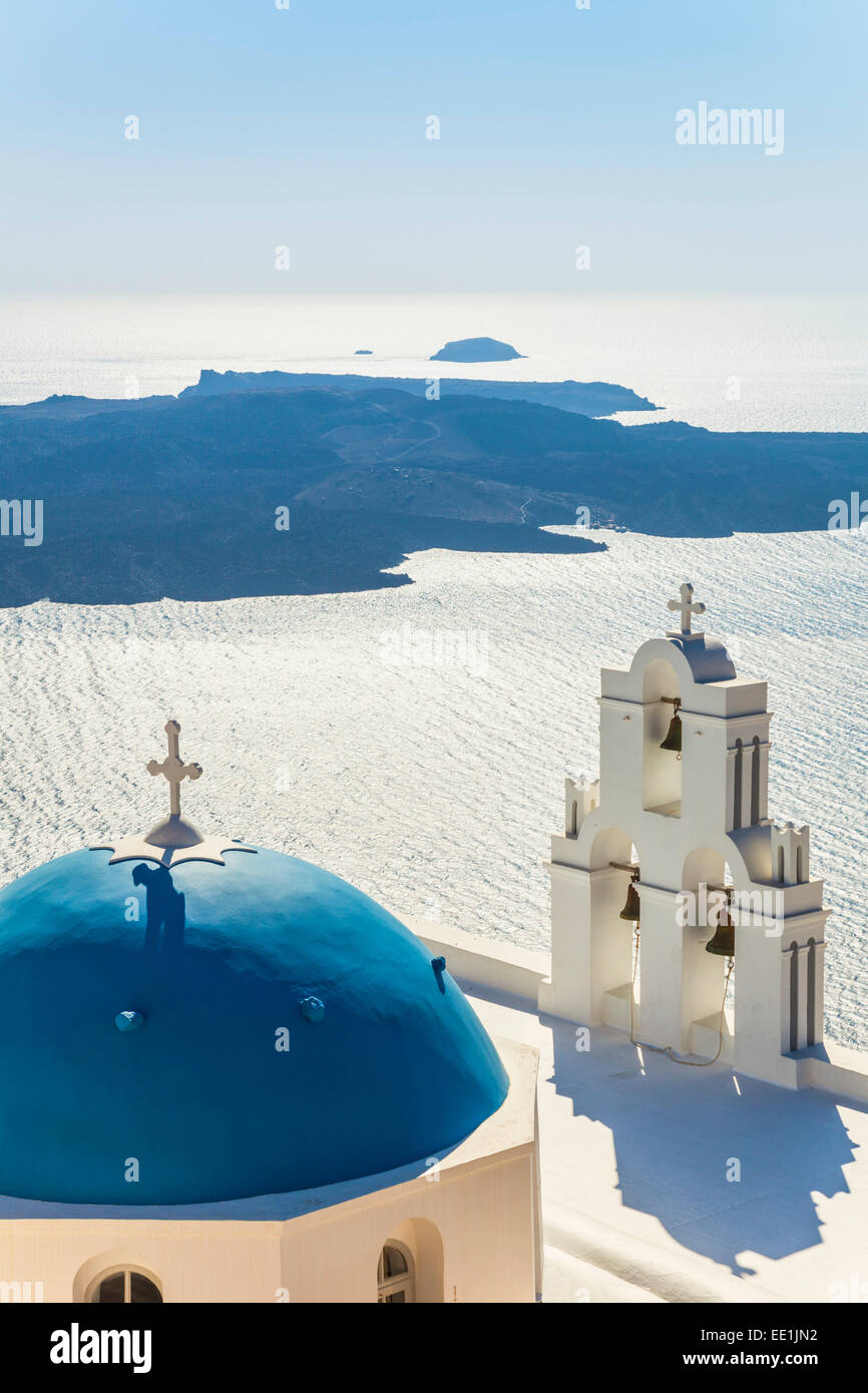 Blaue Kuppel und Glockenturm, Kirche St. Gerasimos, Firostefani, Fira, Santorini (Thira), Kykladen, Griechenland Stockfoto