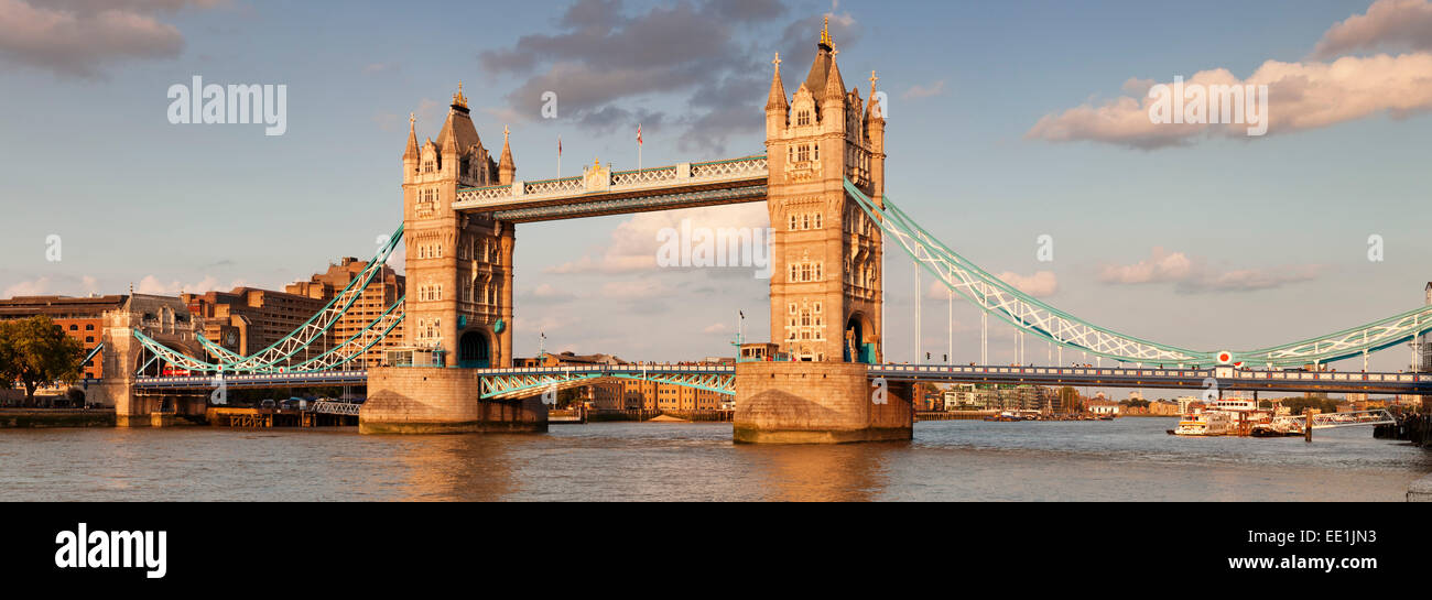 Tower Bridge und der Themse bei Sonnenuntergang, London, England, Vereinigtes Königreich, Europa Stockfoto