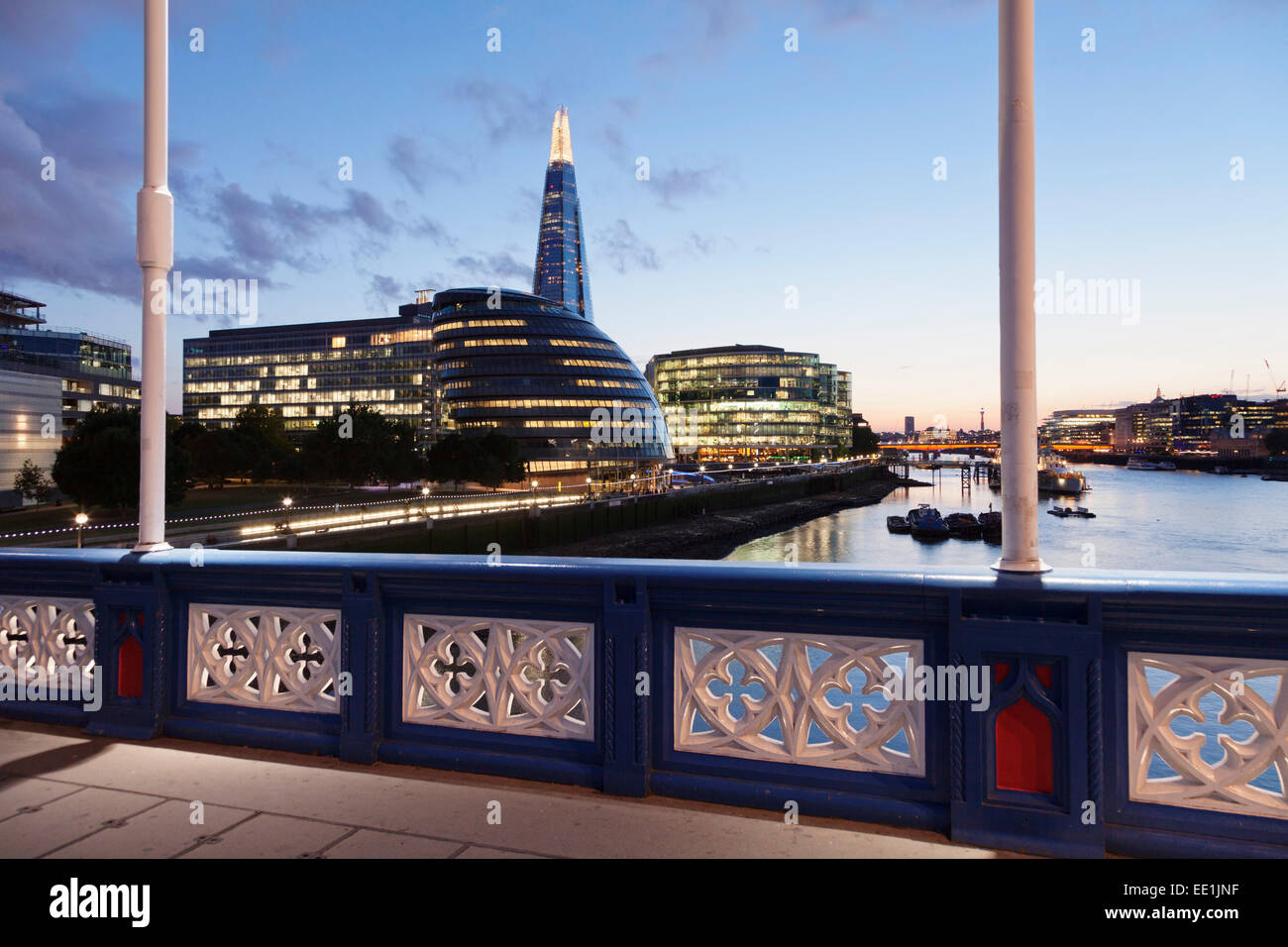 Blick von der Tower Bridge über die Themse auf Southwark mit Rathaus und dem Shard Gebäude, London, England, Vereinigtes Königreich Stockfoto
