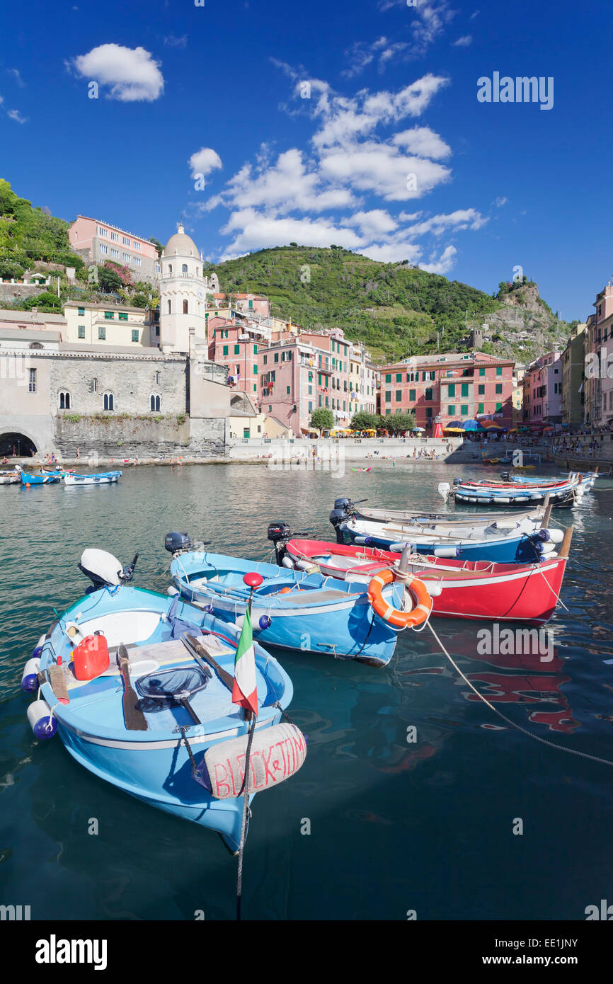 Angelboote/Fischerboote am Hafen, Vernazza, Cinque Terre, UNESCO, Rivera di Levante, Provinz La Spazia, Ligurien, Italien Stockfoto