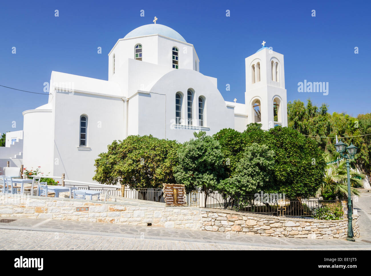 Weiß getünchte Kirche im Zentrum der Stadt Naoussa, Paros, Kykladen, Griechenland Stockfoto