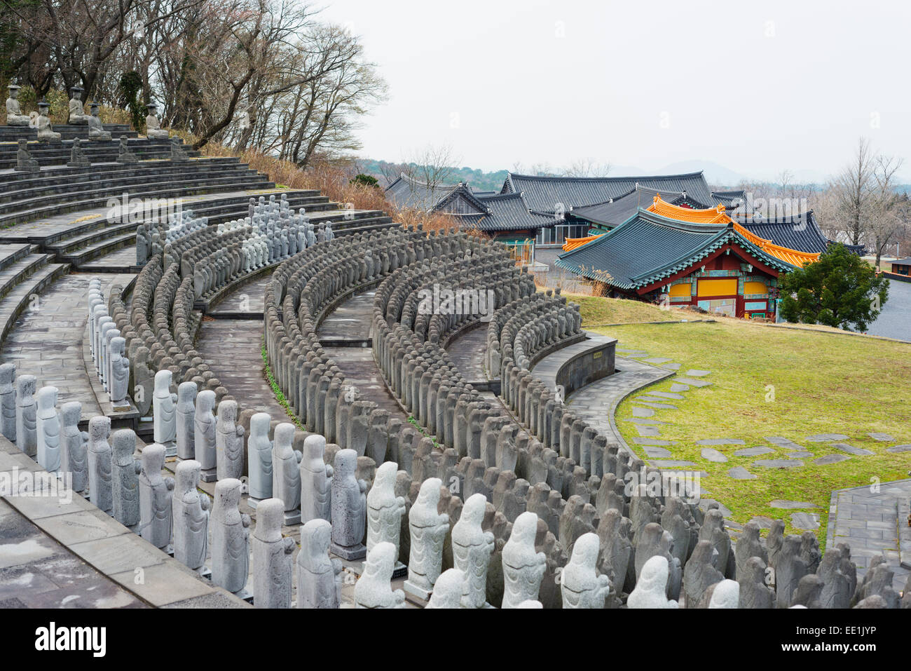 Statuen, wiederaufgebaut buddhistischen Tempel, Insel Jeju, Südkorea, Asien Stockfoto