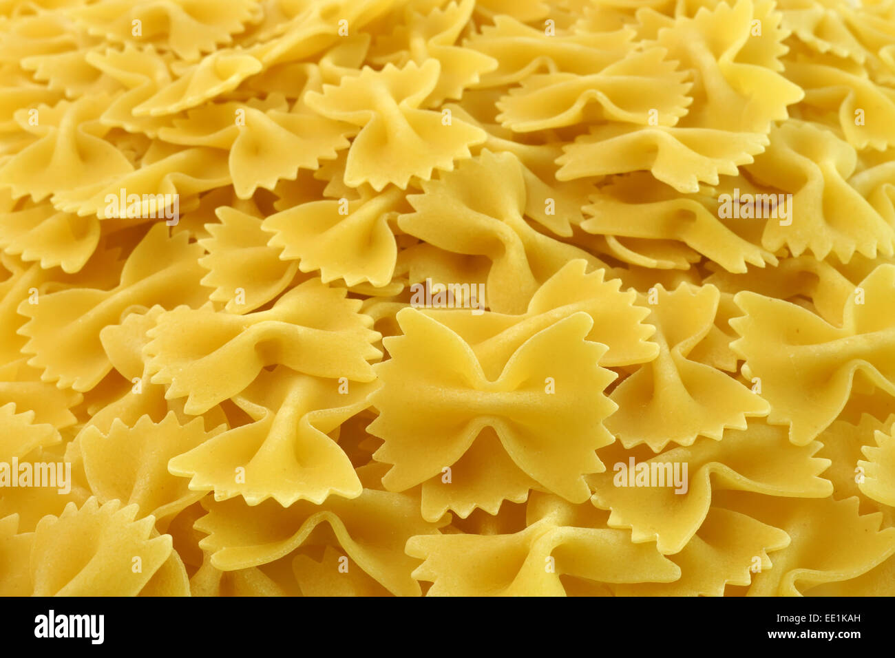 Hintergrund mit Pasta Farfalle, Schmetterling.  Selektiven Fokus Stockfoto