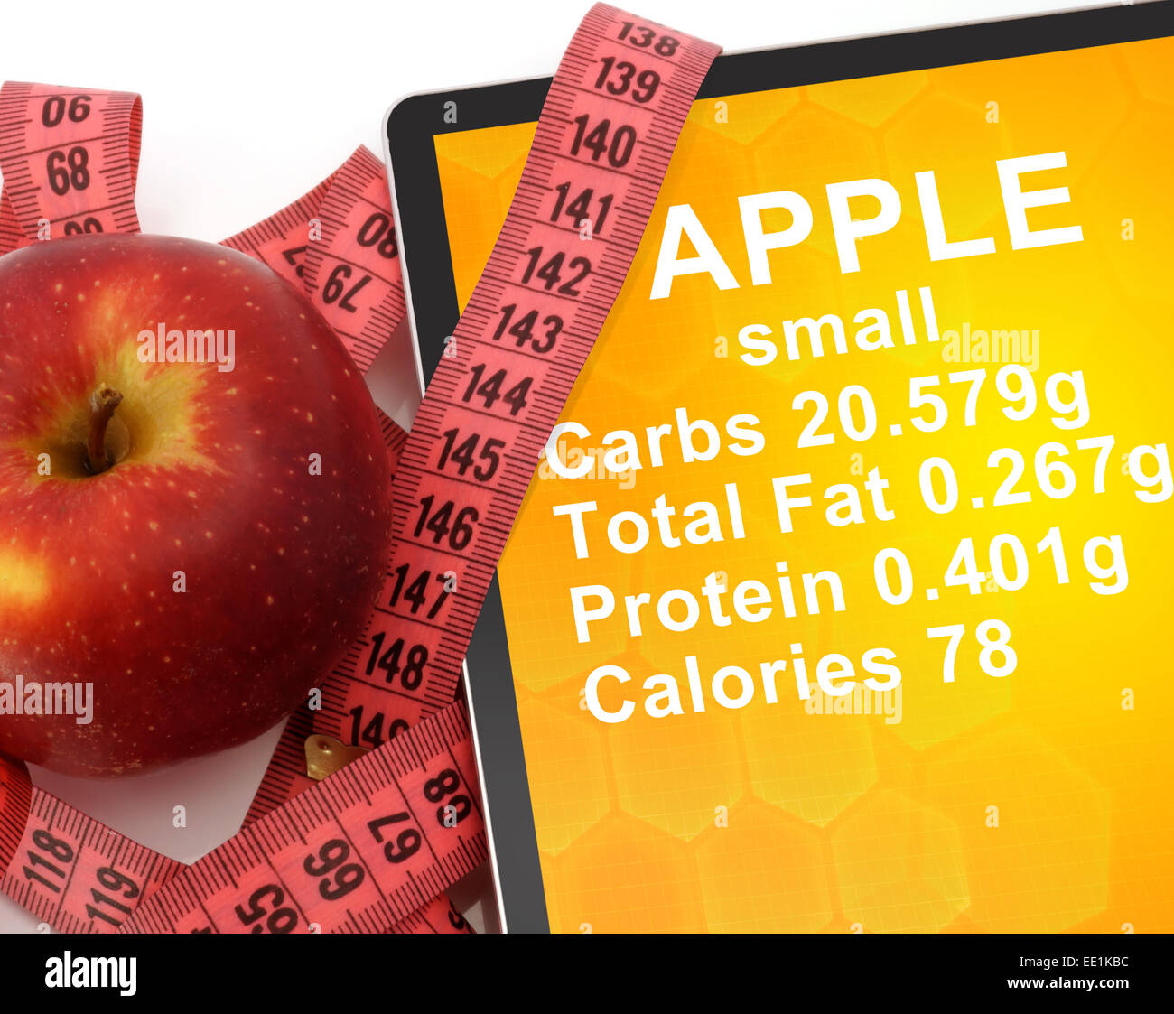Mit Kalorien In Apple-Tablet und Maßband auf weißem Hintergrund. Nährwerte Stockfoto