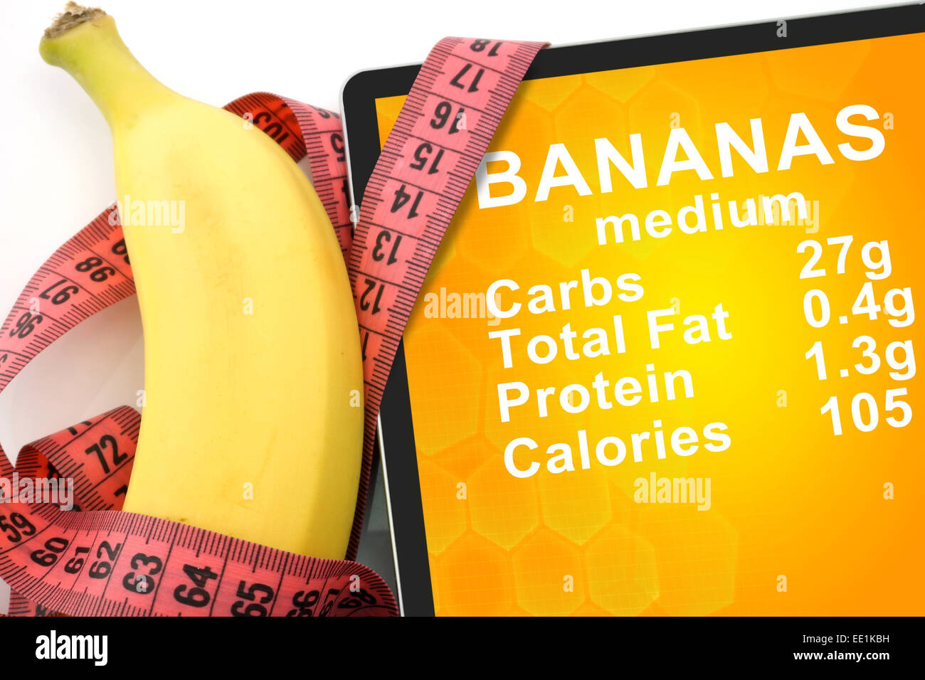 Tablet mit Kalorien In Bananen und Maßband auf weißem Hintergrund. Nährwerte Stockfoto