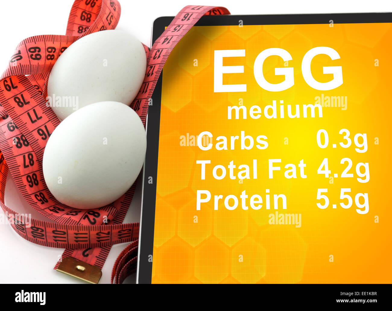Tablet mit Kalorien In Ei und Maßband auf weißem Hintergrund. Nährwerte Stockfoto
