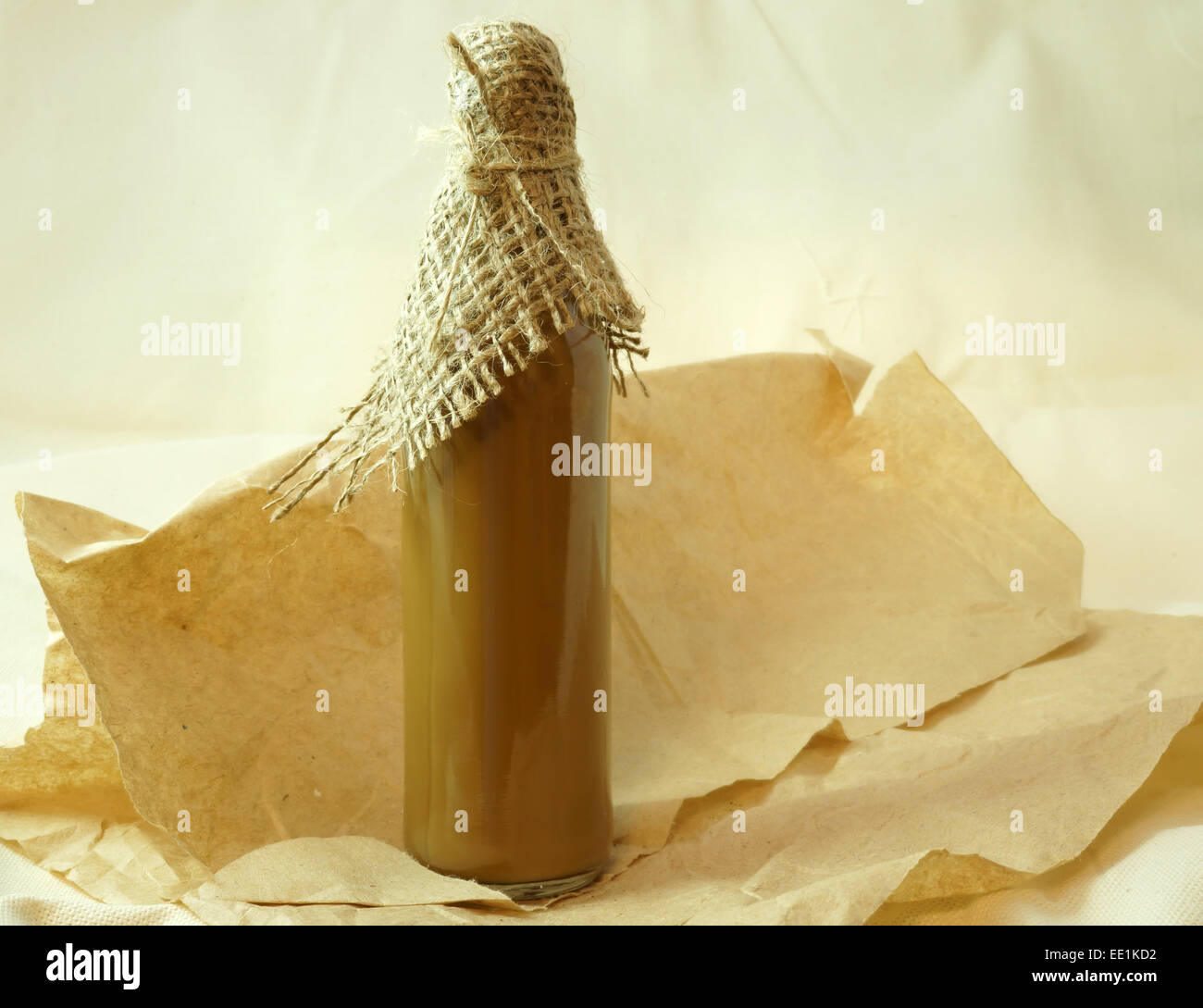 Flasche mit gesunden Tinktur über altes Papierhintergrund. Pflanzliche Arzneimittel Stockfoto