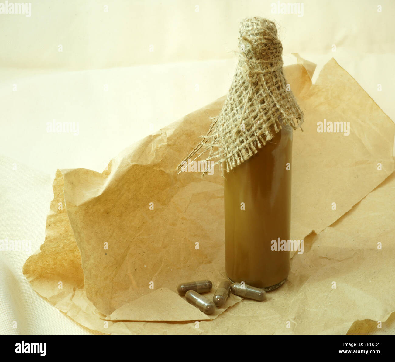 Flasche mit gesunden Tinktur und pflanzliche Pillen über altes Papierhintergrund. Stockfoto