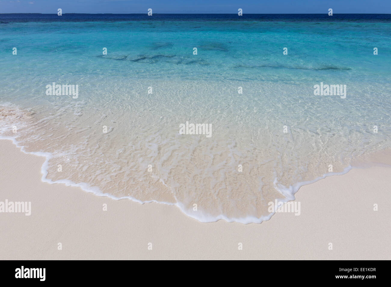 Das kristallklare Wasser des Indischen Ozeans auf einer Insel in den Malediven, Indischer Ozean, Asien Stockfoto