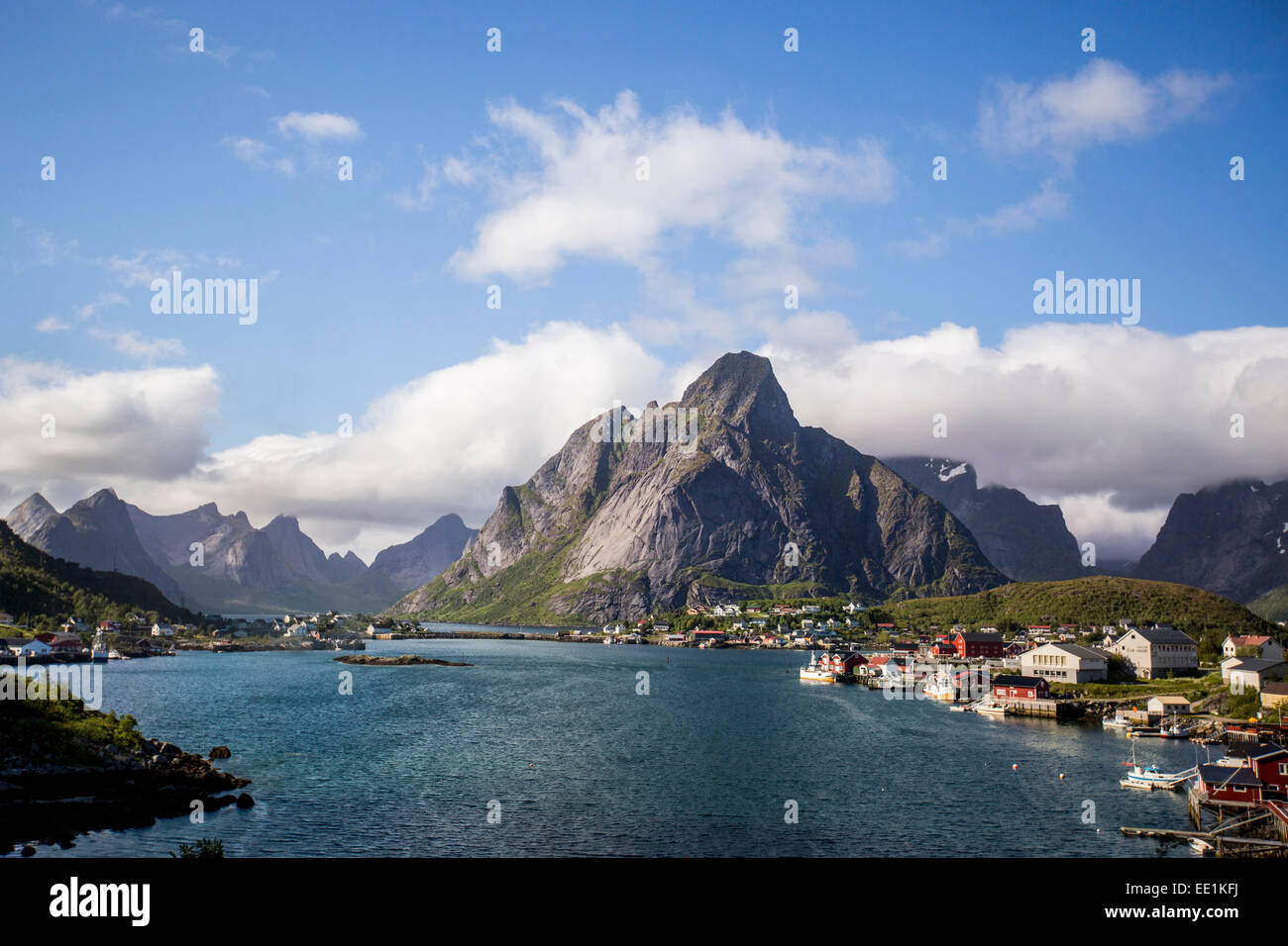 Die Stadt der Reine, einer beliebten Touristenstadt in Lofoten Inseln, Norwegen, Skandinavien, Europa Stockfoto