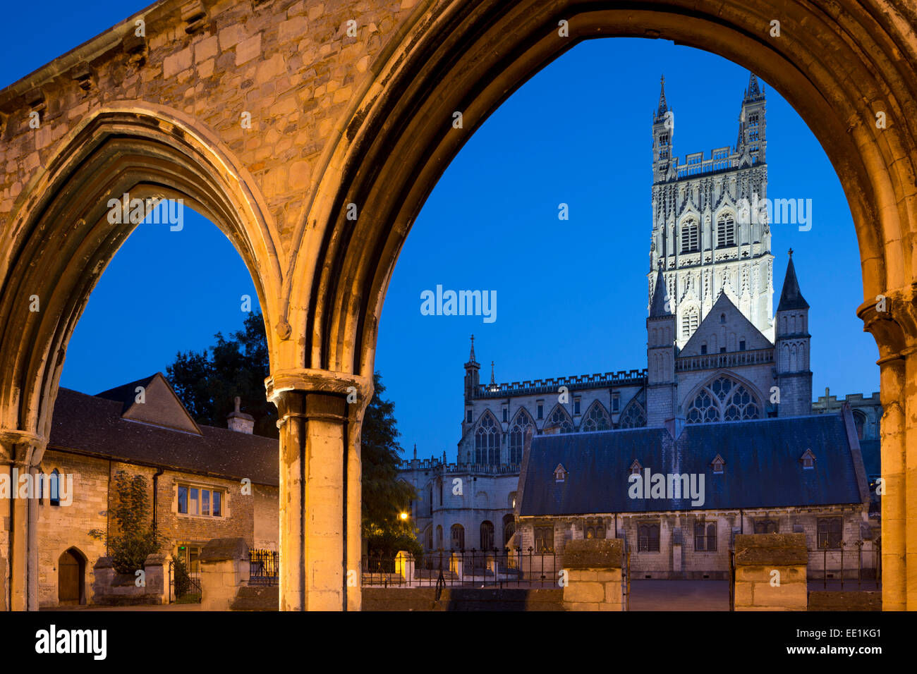 Kathedrale von Gloucester betrachtet durch die Krankenstation Bögen in der Nacht, Gloucester, Gloucestershire, England, Vereinigtes Königreich, Europa Stockfoto