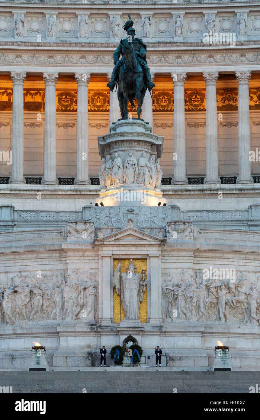 Wächter am Grab des unbekannten Soldaten auf dem Victor Emmanuel Denkmal bei Nacht, Rom, Latium, Italien, Europa Stockfoto