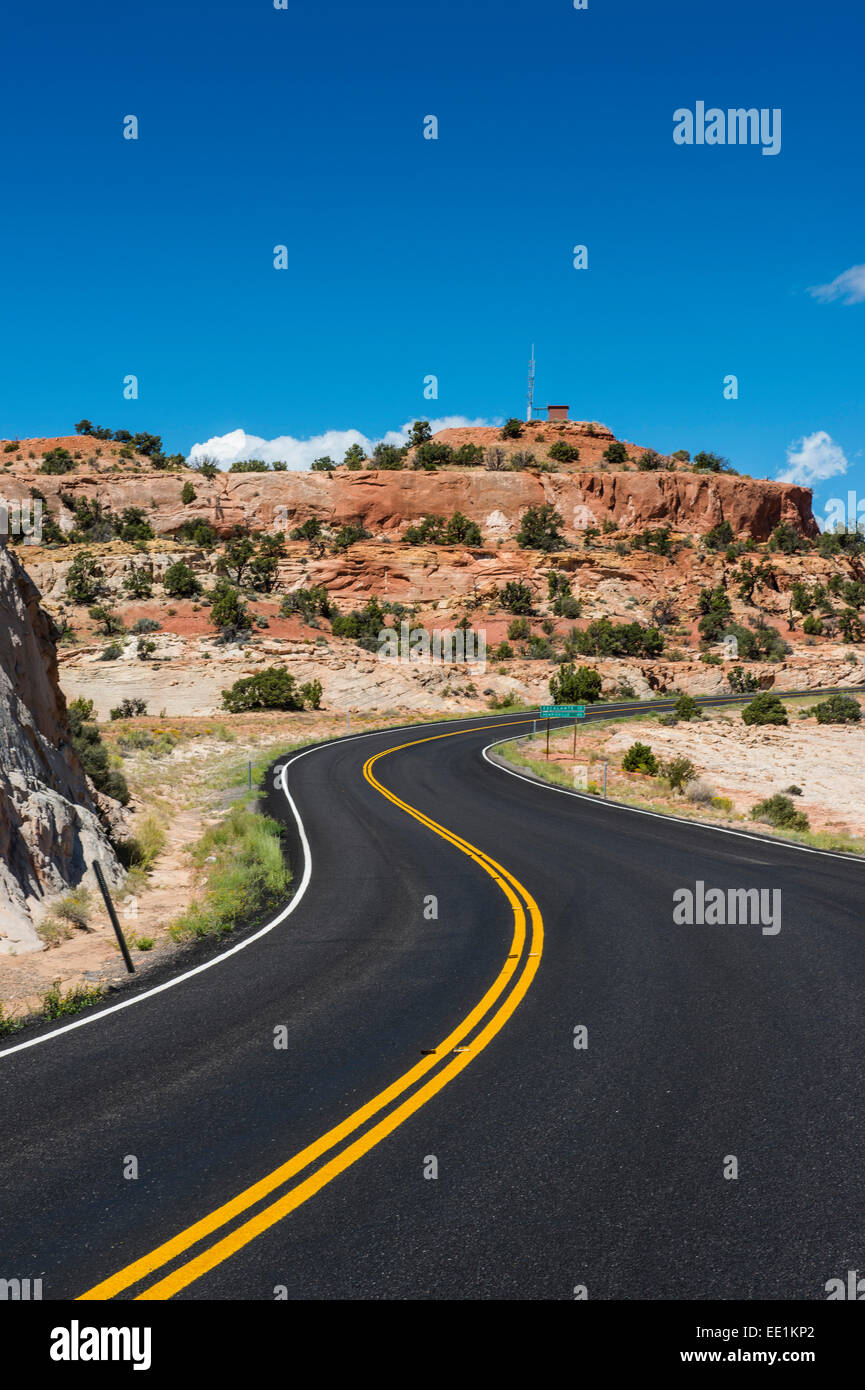 Straße führt durch die Grand Treppe Escalante National Monument, Utah, Vereinigte Staaten von Amerika, Nordamerika Stockfoto