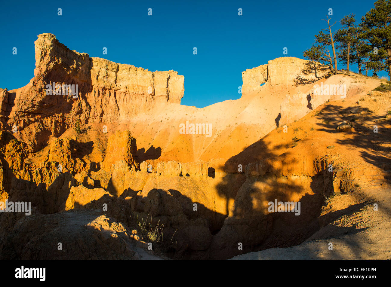 Frühen Sonnenstrahlen strahlen auf den Zinnen von der Bryce Canyon National Park, Utah, Vereinigte Staaten von Amerika, Nordamerika Stockfoto