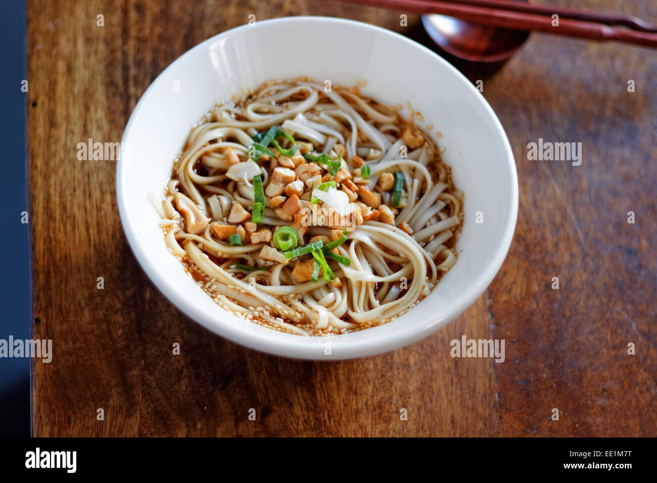 Nudeln mit Tofu und Frühlingszwiebeln Stockfoto