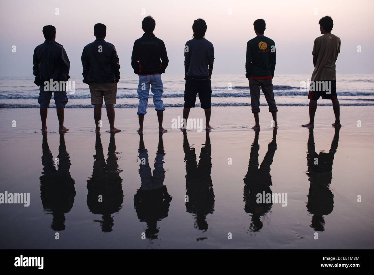 Eine Gruppe junger Männer am Meeresstrand in Cox Bazar, Bangladesch. Stockfoto