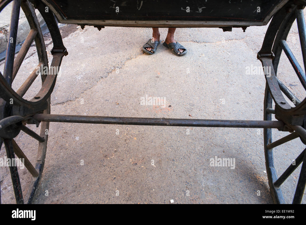 Füße von einer gezogenen Rikscha Wallah (Fahrer, Läufer) in Kolkata, Indien Stockfoto