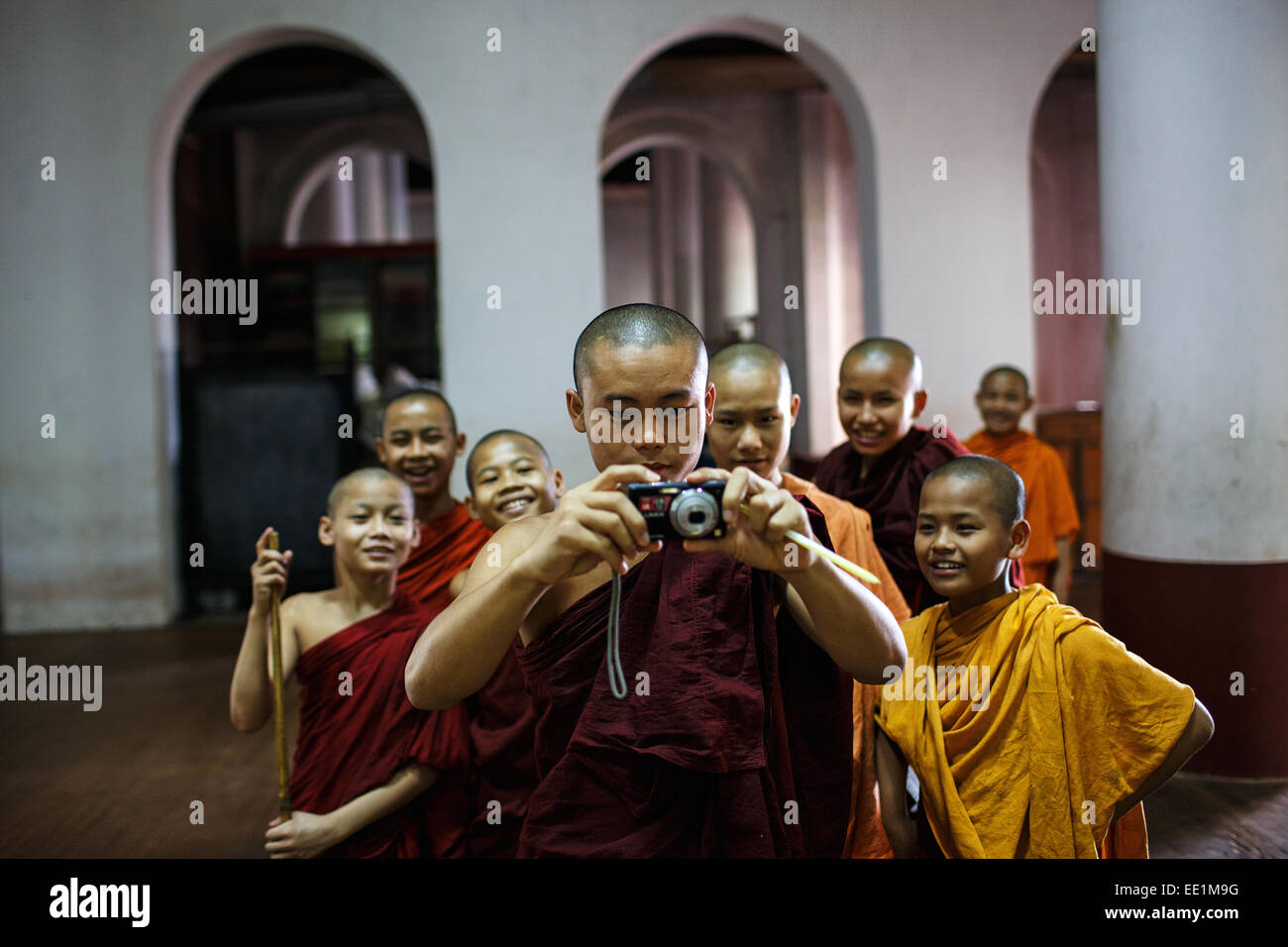 Junge buddhistische Mönche und Novizen fotografieren mit einer digitalen Kamera in einem Kloster in Mawlamyine (Mawlamyaing), Myanmar Stockfoto