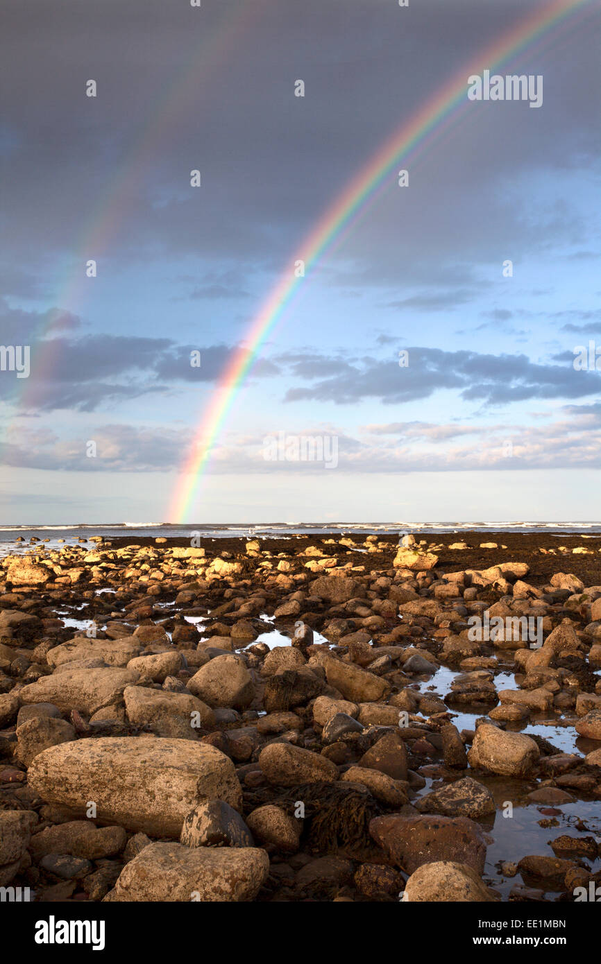 Regenbogen über dem Meer bei Robin Hoods Bay, Yorkshire, England, United Kingdom, Europe Stockfoto