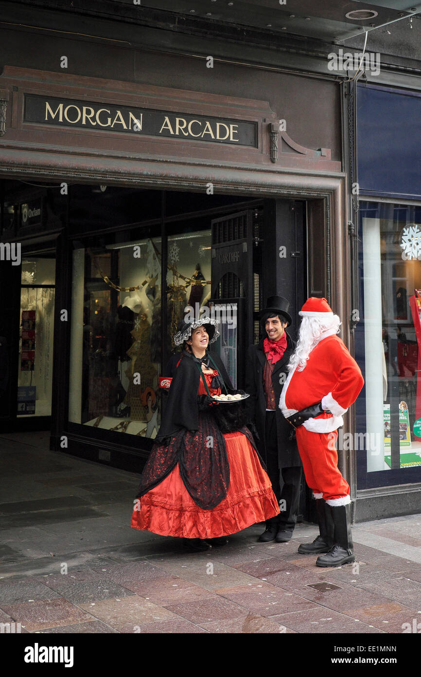 Vater Weihnachten chattet mit Menschen in viktorianischen Kostümen vor der Morgan Arcade im Zentrum von Cardiff. Stockfoto