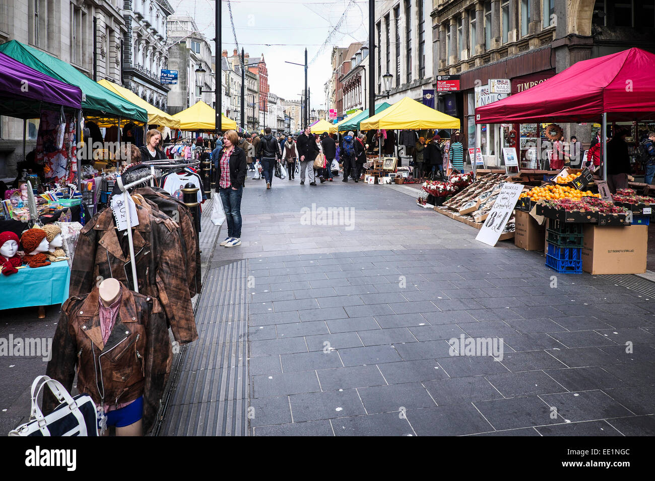 Ein Markt in St Mary Street in Cardiff. Stockfoto