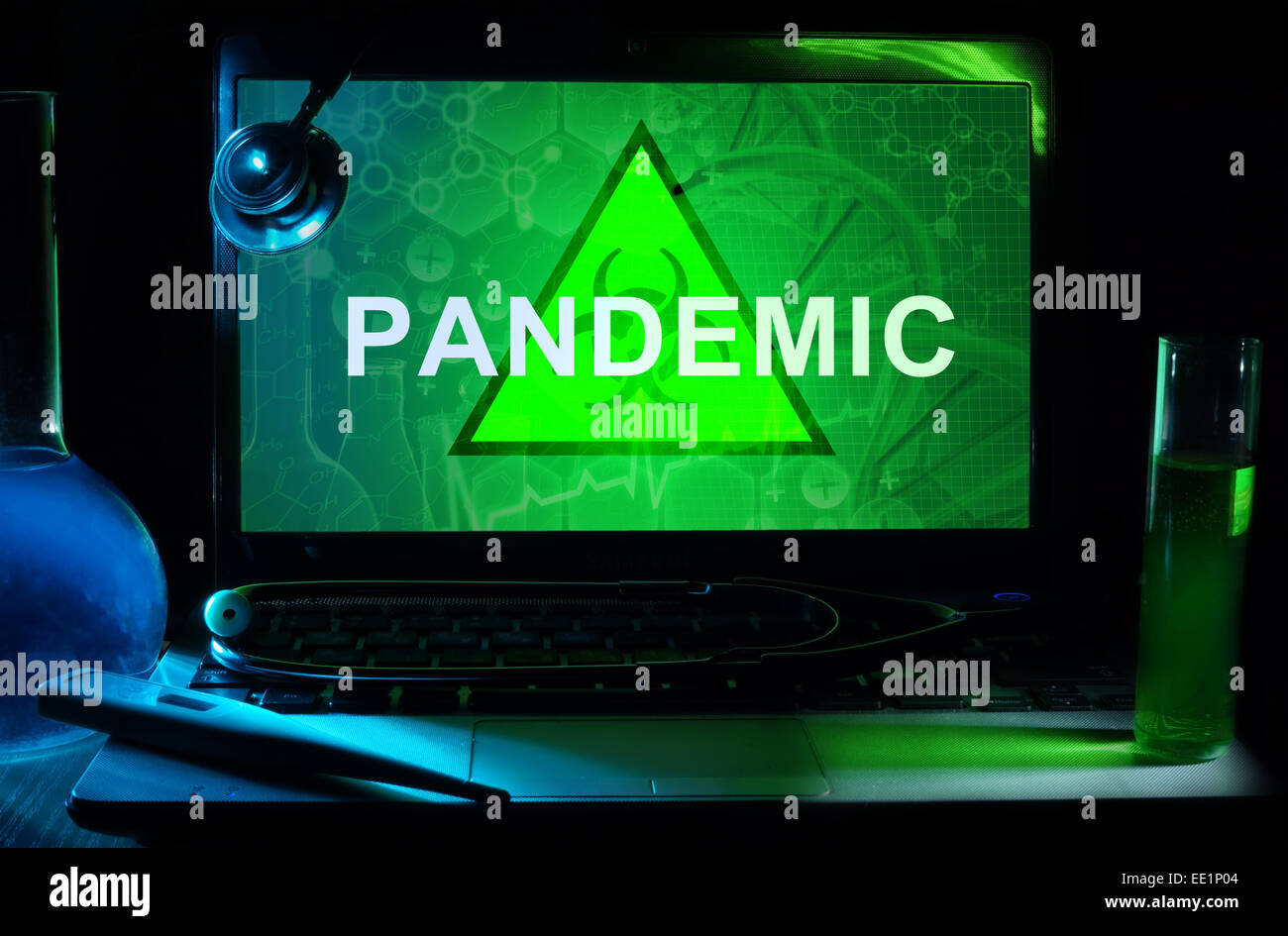 Notebook mit Worten Pandemie, Reagenzgläser und Stethoskop Stockfoto