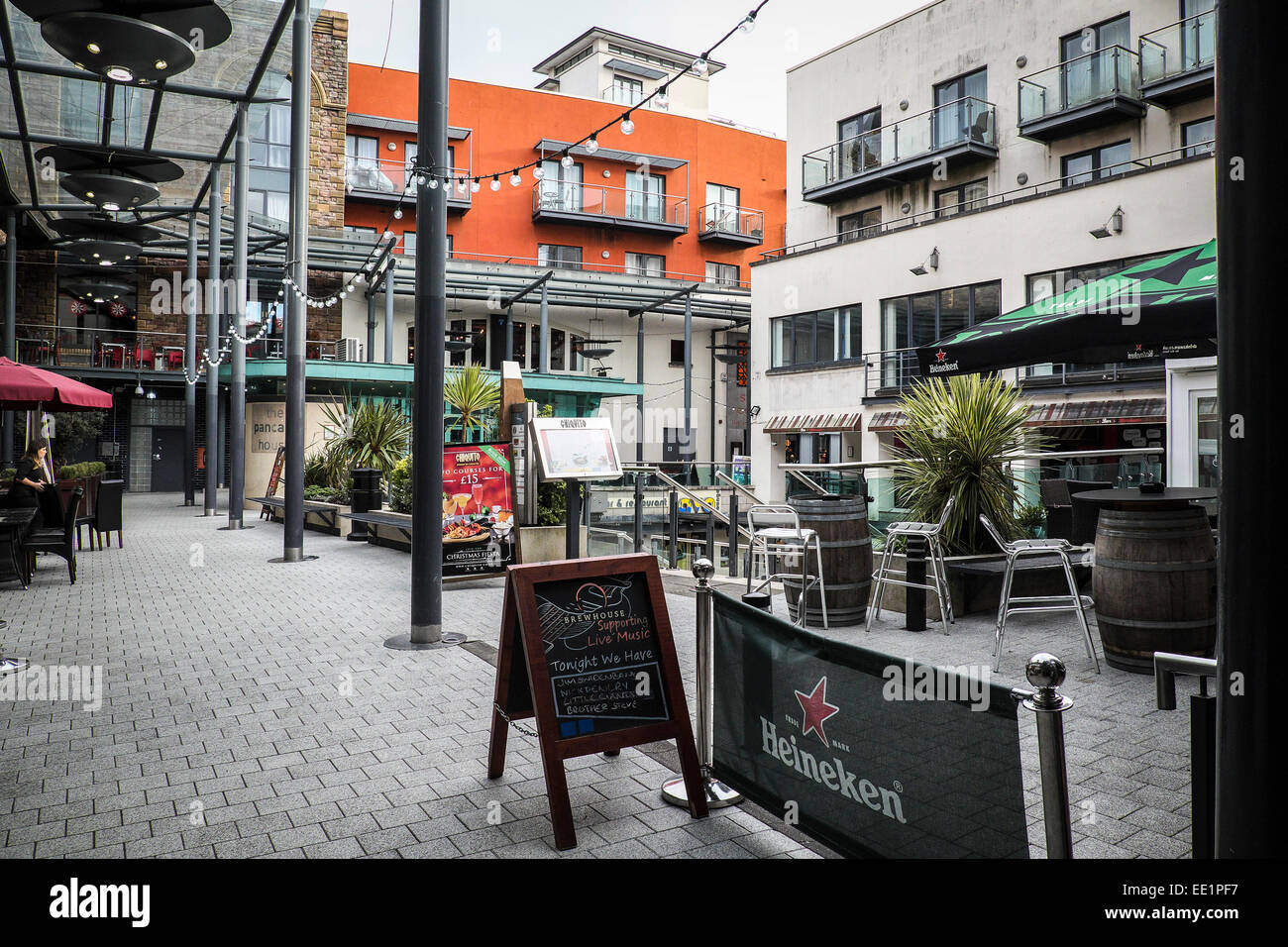 Bars und Restaurants im Quartier Brauerei im Stadtzentrum von Cardiff., Stockfoto