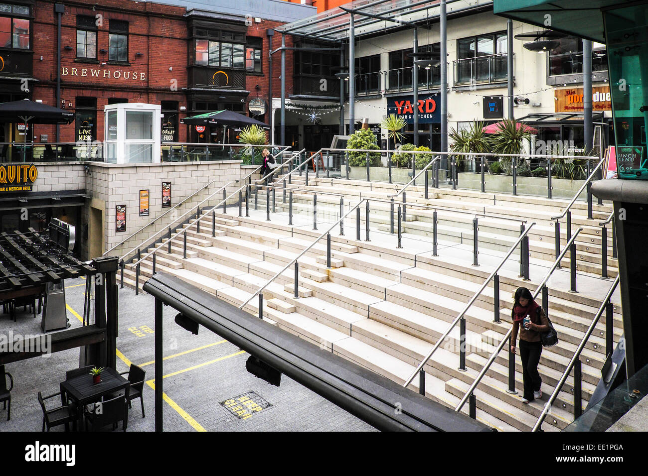 Bars und Restaurants im Quartier Brauerei im Stadtzentrum von Cardiff. Stockfoto