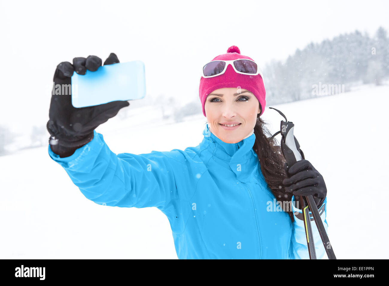 Eine Frau, indem Selfie Langlauf in den Alpen Stockfoto