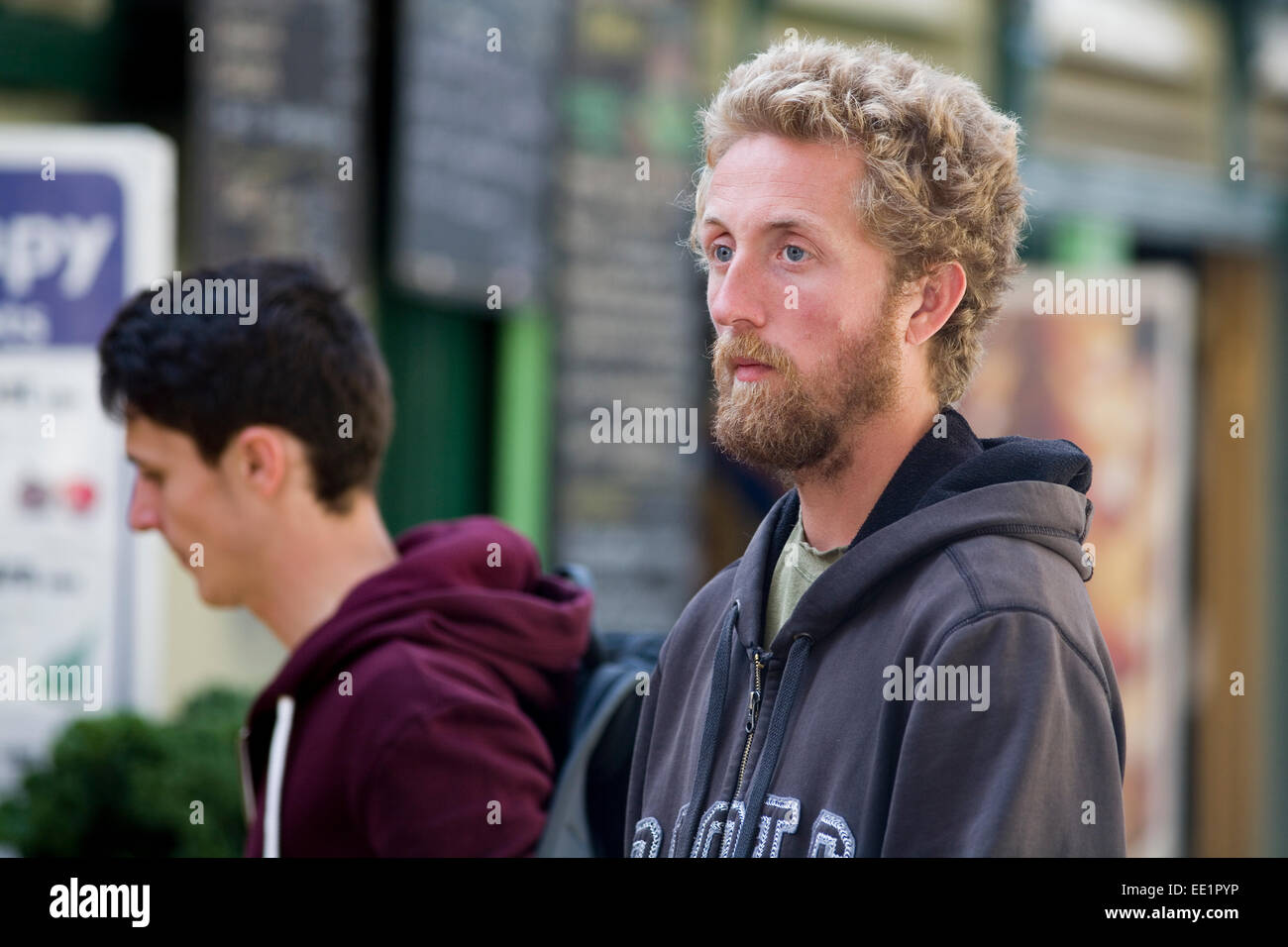 Eine junge bärtige Mann am St.-Nikolaus-Markt, Bristol. Stockfoto