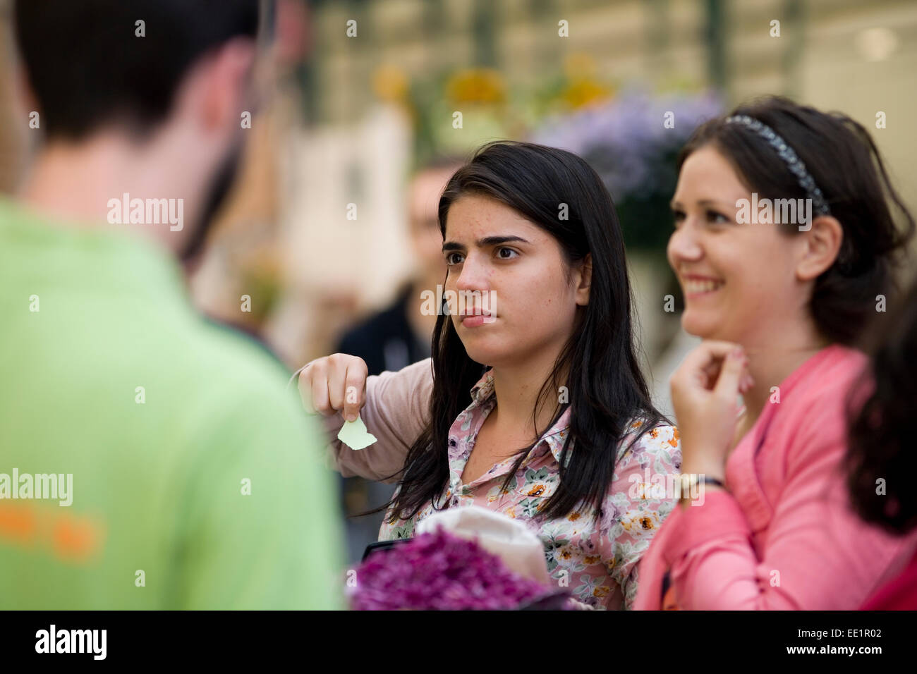 Eine junge Frau an einem warmen Speisen stall, St.-Nikolaus-Markt, Bristol. Stockfoto