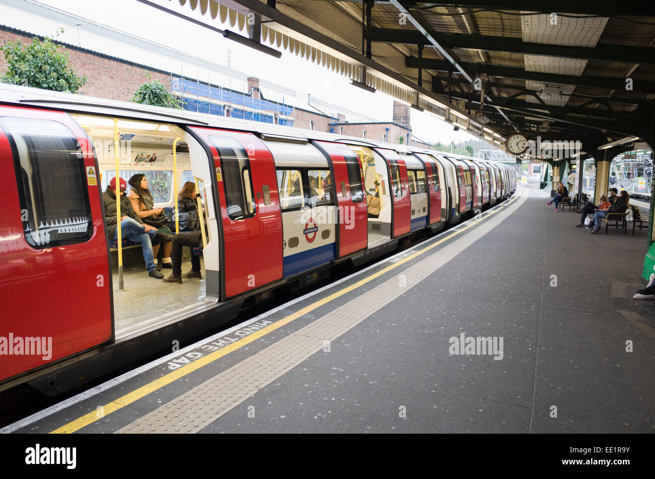 Ein Londoner U-Bahn Zug auf einer Plattform an einer Station in Großbritannien Stockfoto