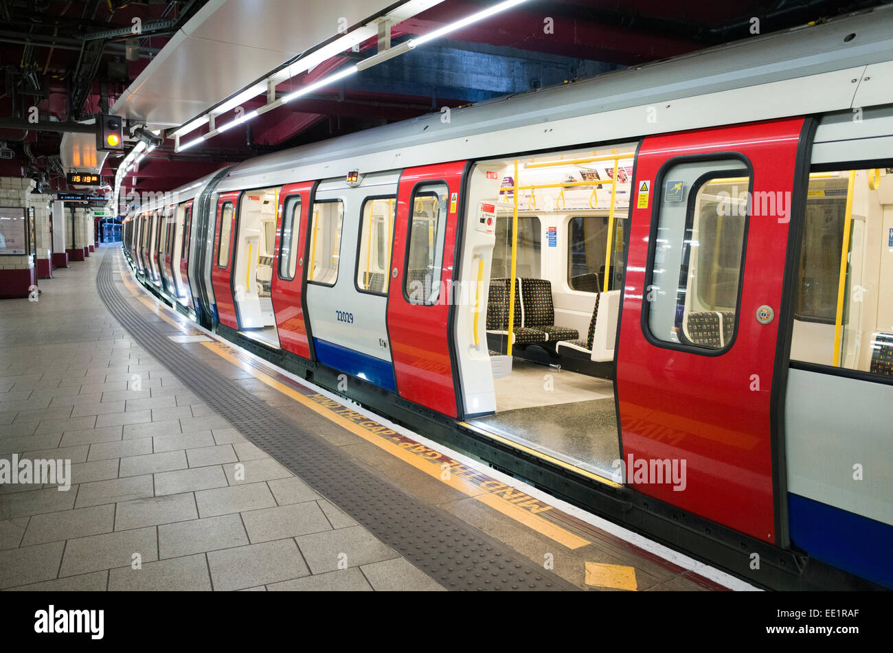 Ein Londoner U-Bahn Zug auf einer Plattform in einem Bahnhof in Großbritannien Stockfoto