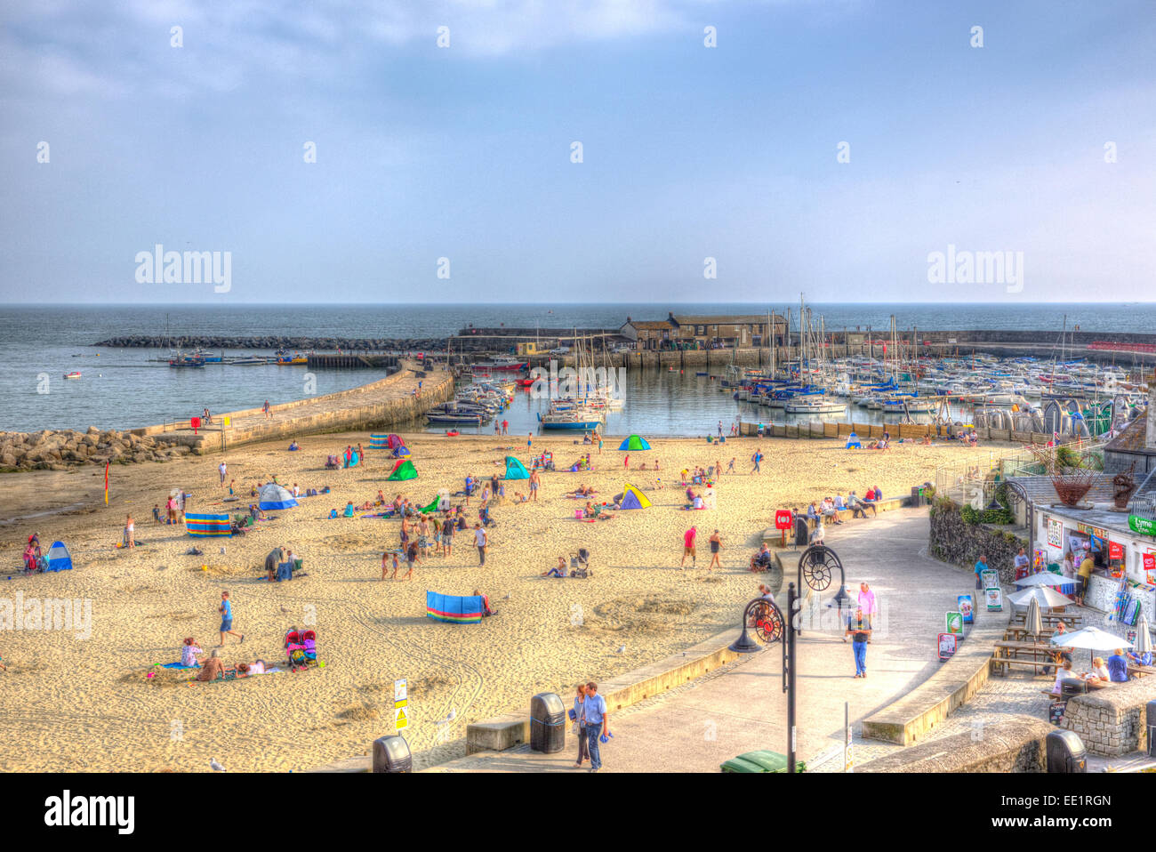 Lyme Regis Dorset England UK sonniges warmes Wetter brachte Besucher und Touristen im Spätsommer Stockfoto