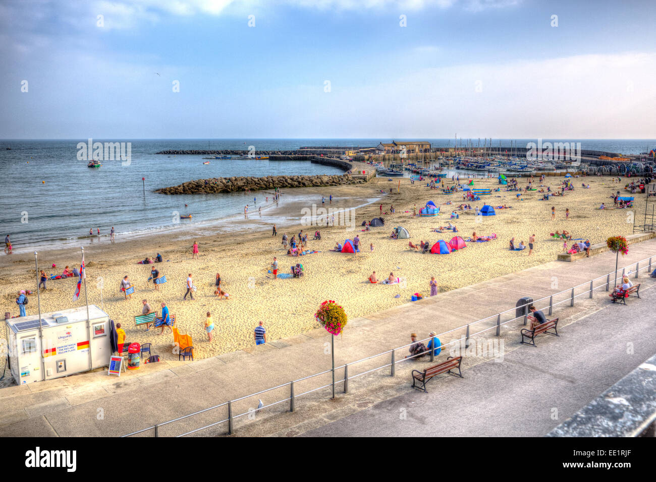 Lyme Regis Dorset England UK sonniges warmes Wetter brachte Besucher und Touristen im Spätsommer Stockfoto