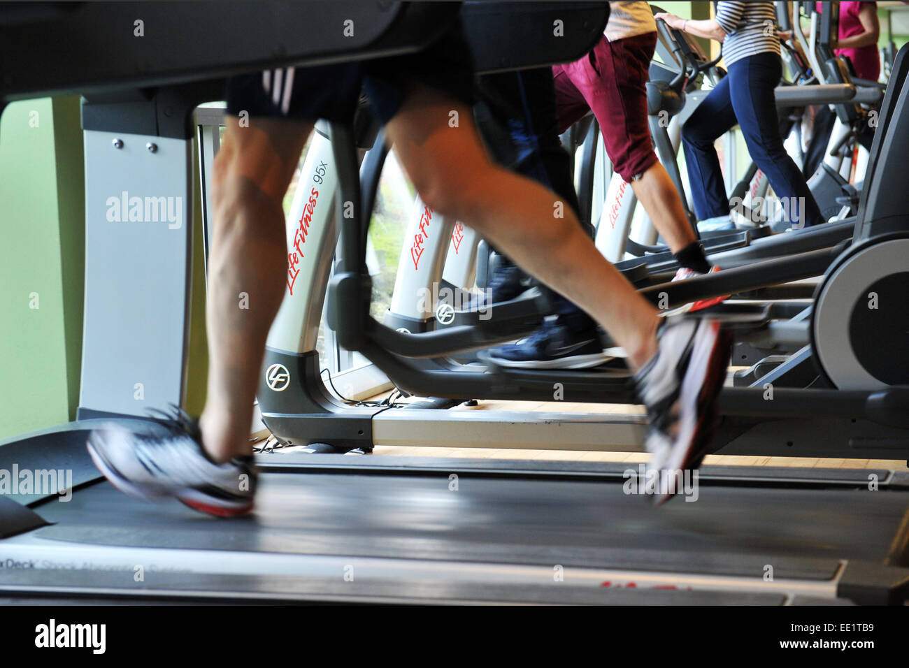 Laufen auf dem Laufband bei einer anstrengenden Fitness-Studio im Januar. Stockfoto