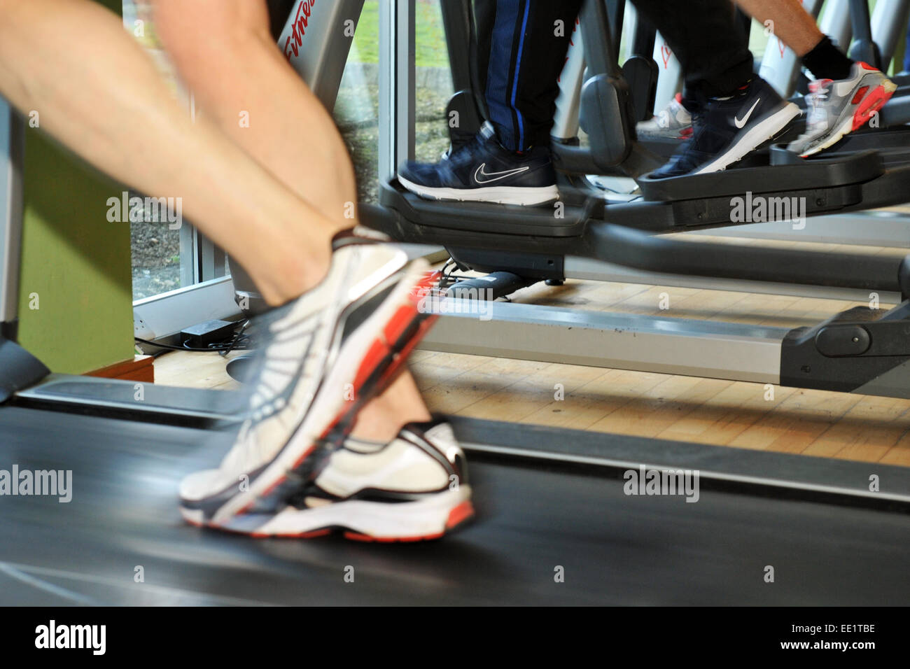 Nahaufnahme eines Füßen laufen auf dem Laufband im Fitnessstudio. Stockfoto