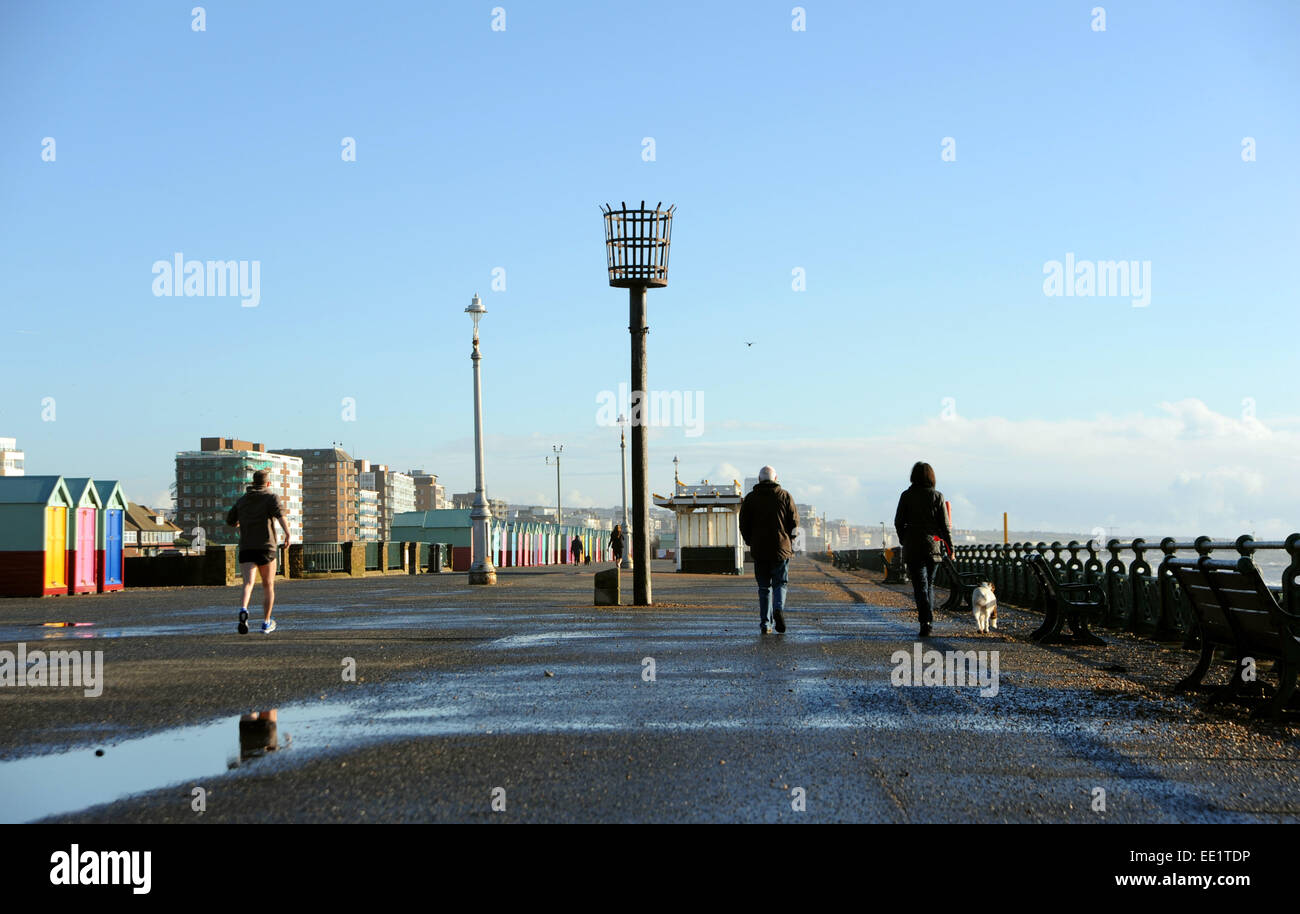 Brighton, UK. 13. Januar 2015. UK-Wetter: Menschen aus genießen das milde sonnige Wetter an Hove Küste heute während andere Teile des Vereinigten Königreichs waren von Schnee getroffen. Stockfoto