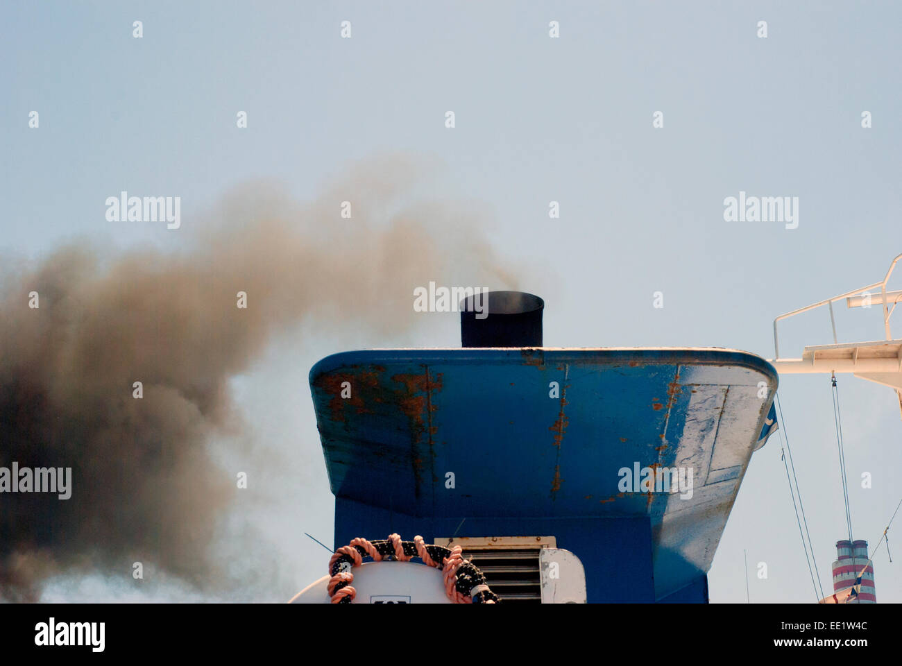 Abfahrt Schiff mit Rauchentwicklung und die Luftverschmutzung und den grauen Himmel Stockfoto