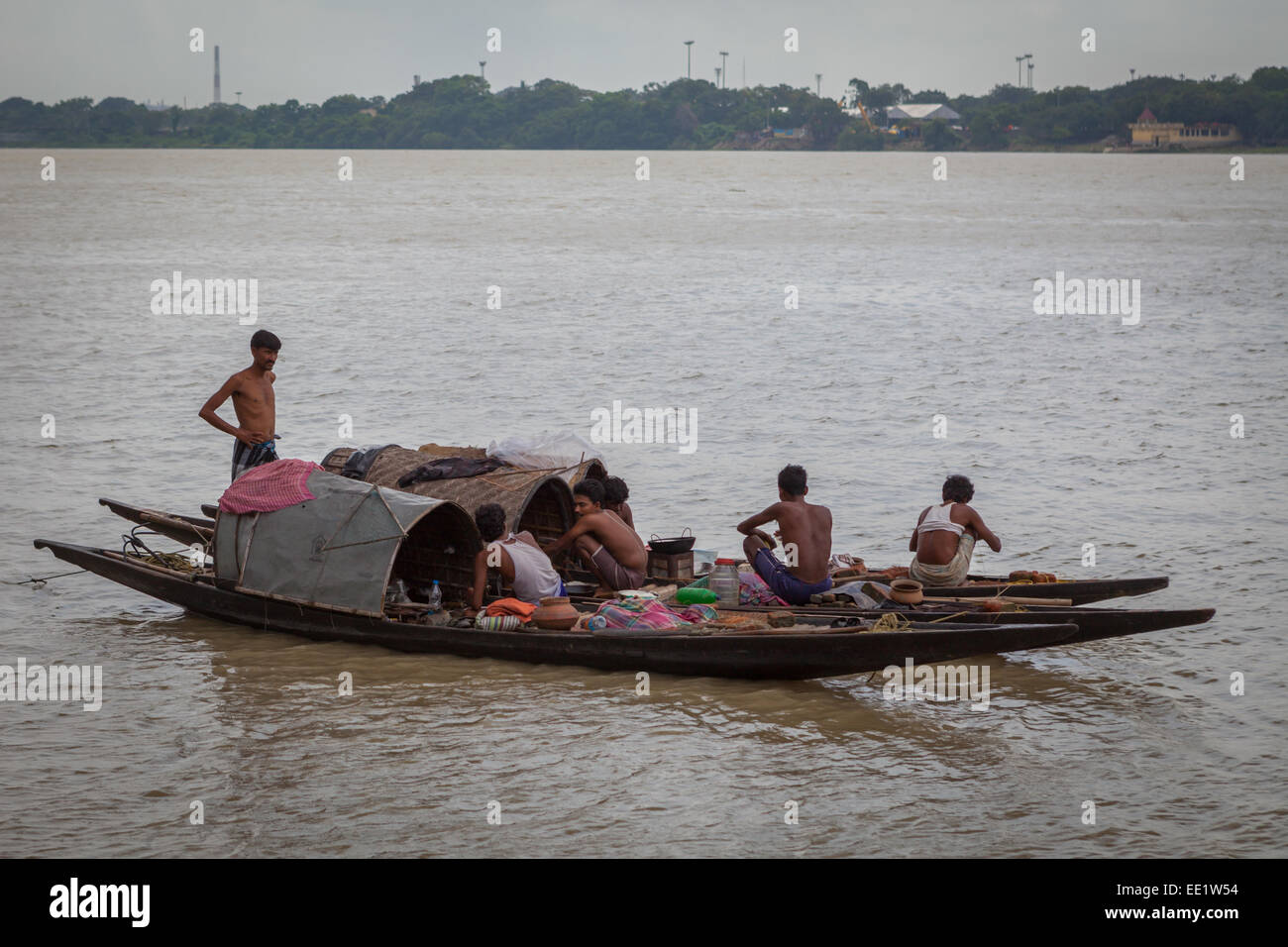 Männer, die mit dem Boot auf dem Hooghly-Fluss in Kalkutta, Westbengalen, Indien, fahren. Stockfoto