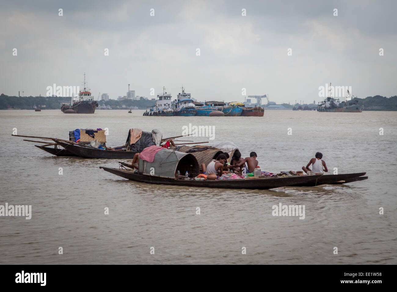 Männer, die mit dem Boot auf dem Hooghly-Fluss in Kalkutta, Westbengalen, Indien, fahren. Stockfoto