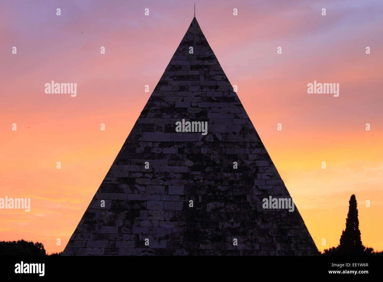 Cestius-Pyramide in Rom bei Sonnenuntergang Stockfoto