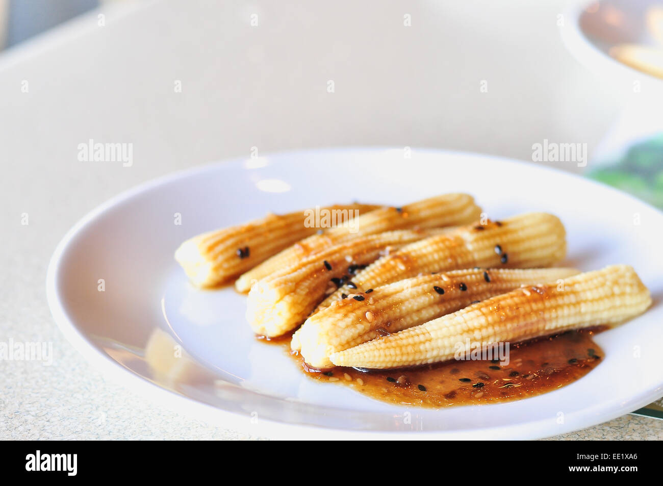 Baby Feldsalat Wite-Sesam-Sauce auf weiße Schale Stockfoto