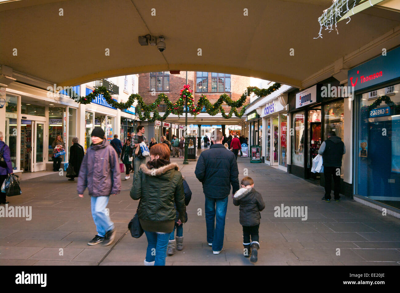 Weihnachts-Einkäufer In alten George Einkaufen Mall Salisbury Wiltshire an Weihnachten Stockfoto