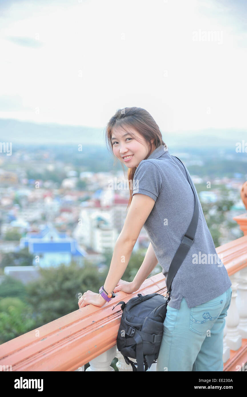 Porträt Asia schöne junge Frau auf Terrasse Stockfoto
