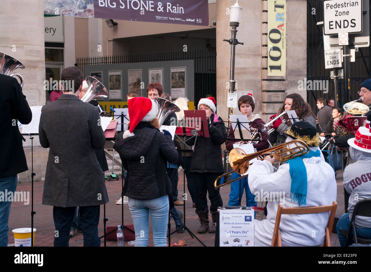 Wilton und Bezirk Band spielen Weihnachten Weihnachtslieder In der Straße sammeln für wohltätige Zwecke Salisbury Wiltshire UK Stockfoto
