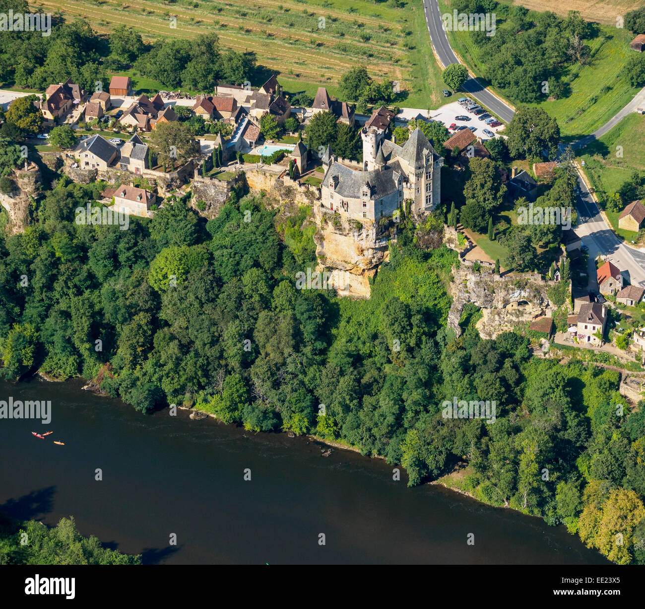 Luftaufnahme: Dorf und Schloss Montfort am Fluss Dordogne in der Region Périgord in Südfrankreich Stockfoto