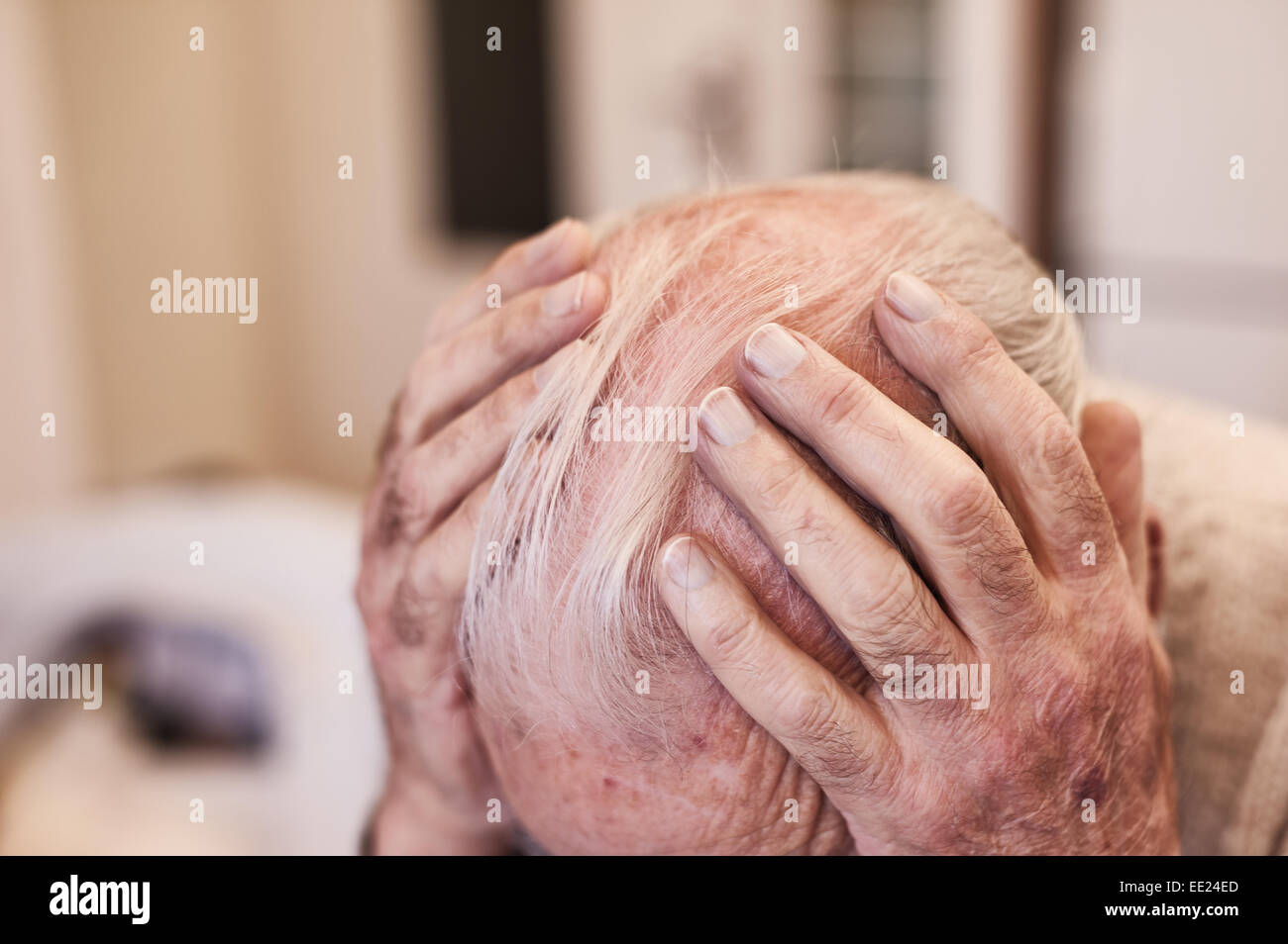 Holding zu den Kopf tief in obwohl sich Gedanken und Betrachtung der Trauer und Glück von früheren Zeiten-Erinnerungen eines Rentners Stockfoto